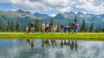 Familienwanderung mit Alpakas