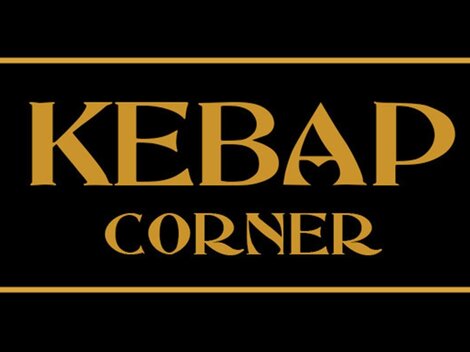 Ein schwarzes Schild mit goldener Schrift. Der Text zeigt "KEBAP CORNER".