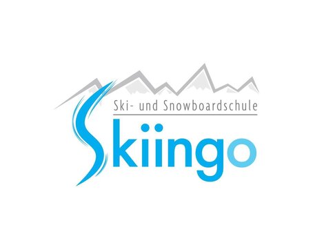 Ein Logo der Ski- und Snowboardschule "Skiiingo". Es zeigt stilisierte Berge und den Schriftzug in blauen und grauen Farben.