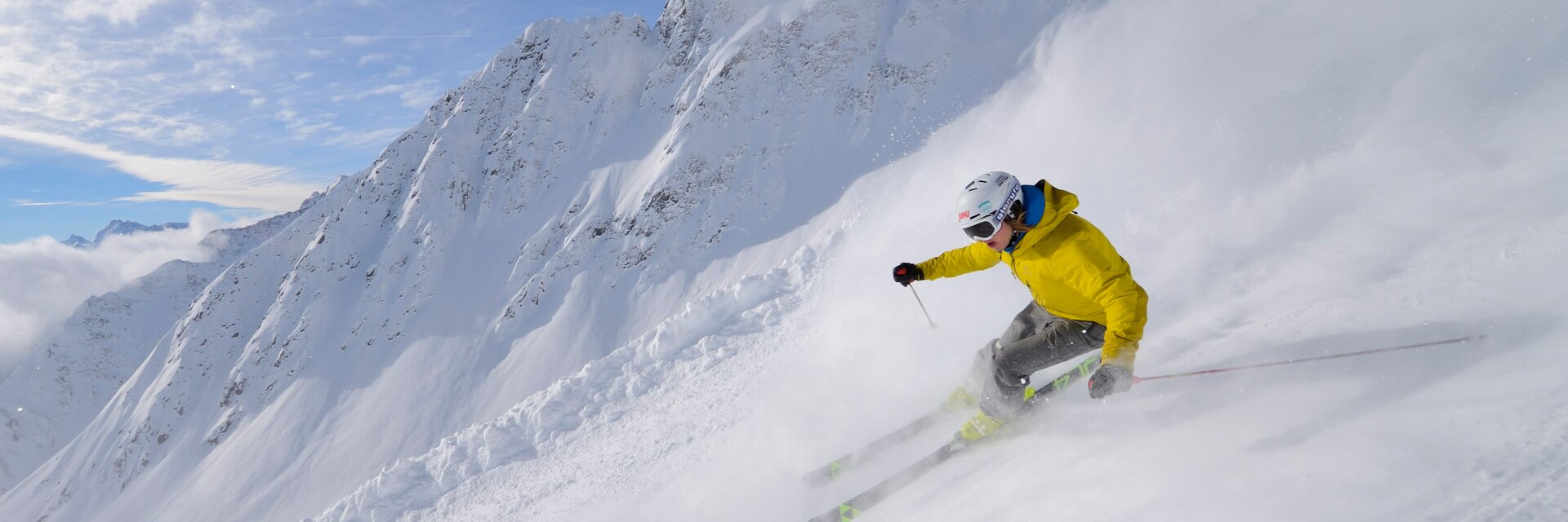 Skifahrer genießen einen sonnigen Wintertag im Skigebiet Kappl